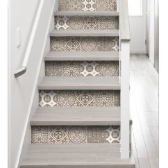Escalier contre marche en papier peint imitation carreaux de ciment gris